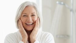 Hygiene After 65: Medical Experts Reveal the Shower Routine That Keeps Skin Healthier Over Time