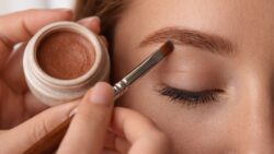 Create a Natural Eyebrow Gel at Home Using Aloe Vera and Cocoa for Flexible All-Day Hold